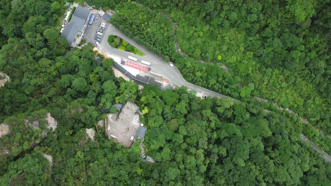 fotografía de un avión no tripulado de 4k sobre la cabeza que rodea el exuberante dosel del bosque verde del parque nacional de zhangjiajie en hunan, china