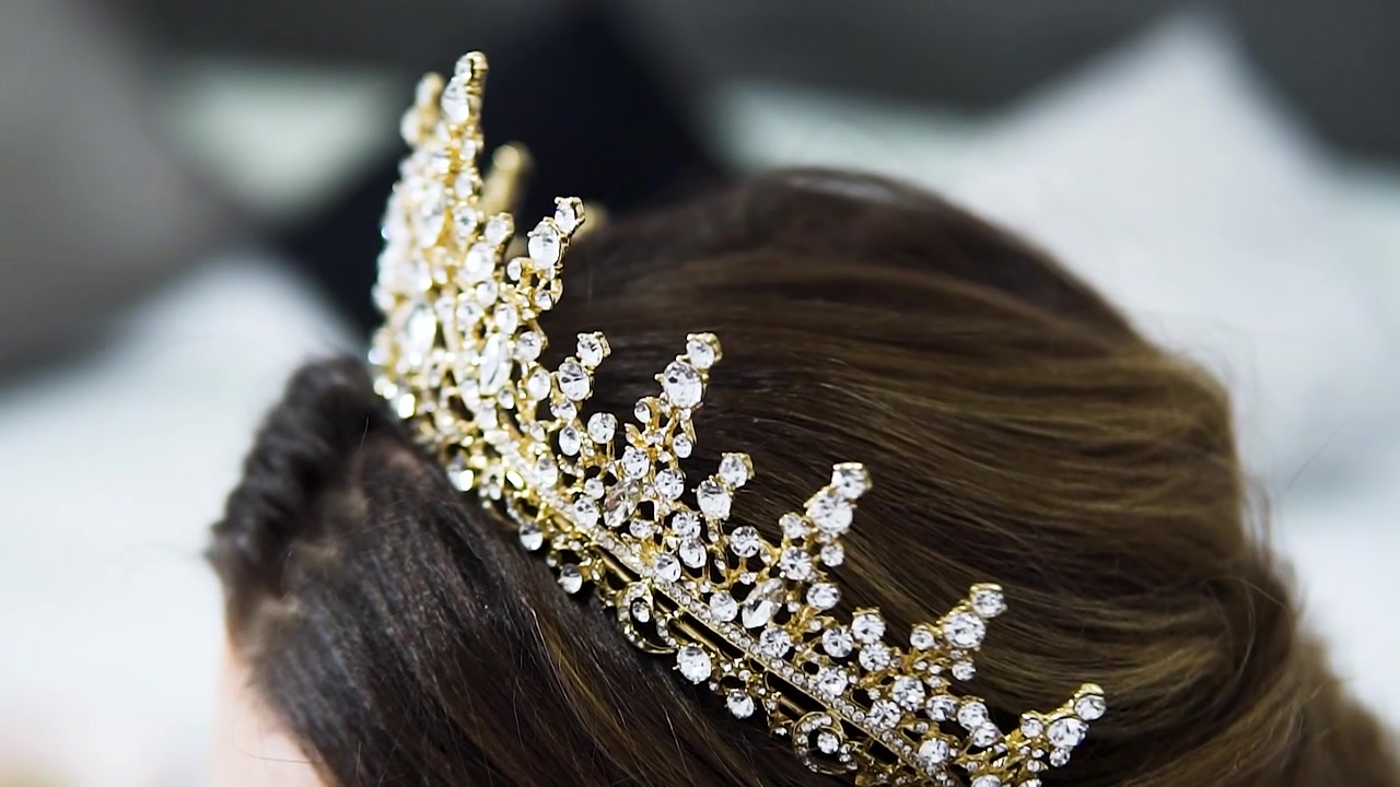 Primer plano de una novia luciendo una tiara deslumbrante, lista para su boda.