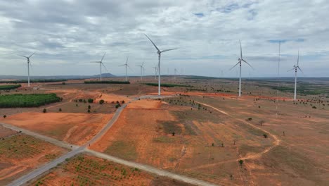 Granja-De-Aerogeneradores-Con-Vista-De-Drones-En-La-Colina-De-Hoa-Thang,-Bac-Binh,-Provincia-De-Binh-Thuan,-Vietnam-Central