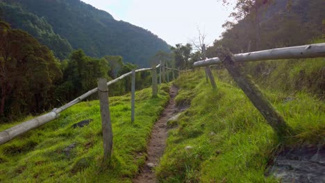 Eine-Schöne-Aussicht-Auf-Grüne-Berge-Und-Ihre-Umgebung-In-Kolumbien,-Die-Touristen-Anziehen-Wird