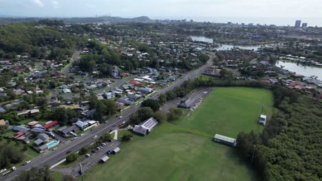 Coches-Circulando-Por-El-Galeón-A-Lo-Largo-Del-Campo-Deportivo-Y-Parque-Recreativo-Merv-Craig-En-Currumbin-Waters,-Queensland,-Australia