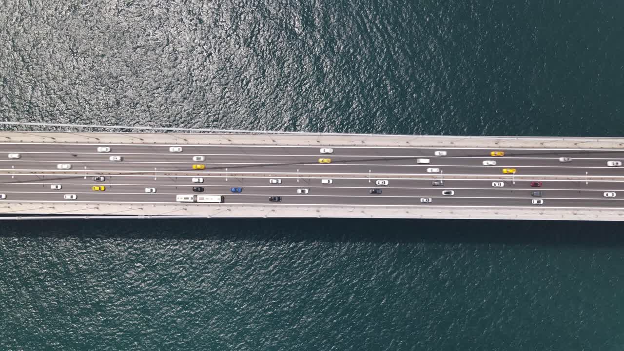 다리 공중 무인 항공기에 자동차 교통