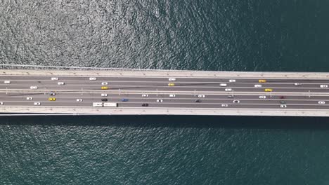 tráfico de automóviles en puente drone aéreo