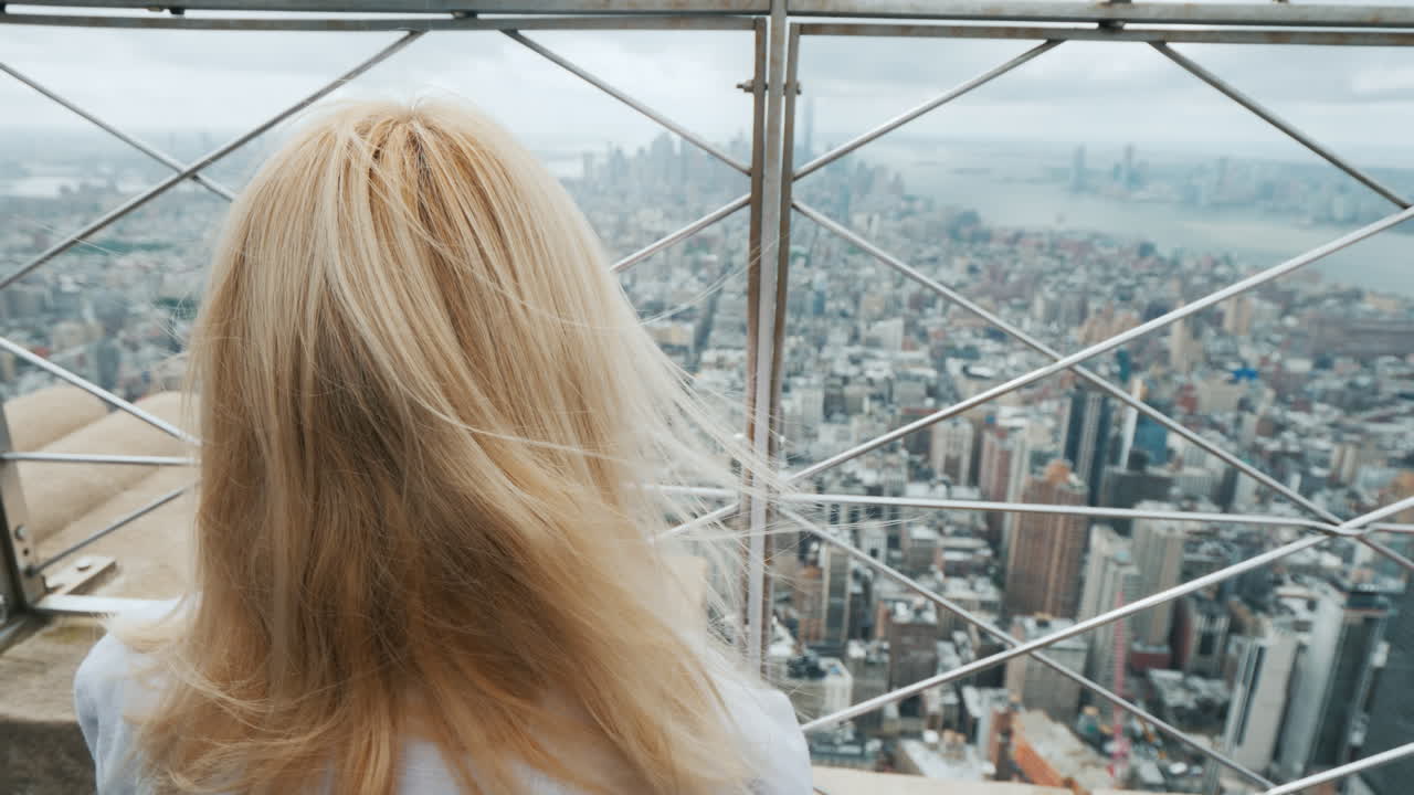 한 여성이 대도시 개념의 뉴욕 1의 파노라마에 있는 바를 들여다보고 있다