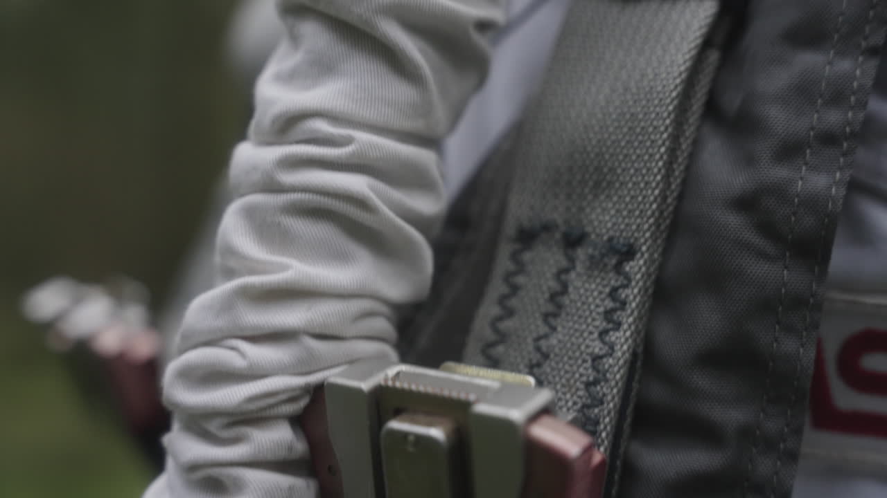 우주복을 입은 우주비행사가 숲에 서 있습니다.