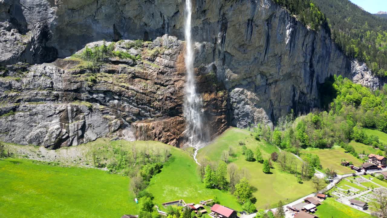스위스 알프스 산맥에 있는 숨막히는 폭포