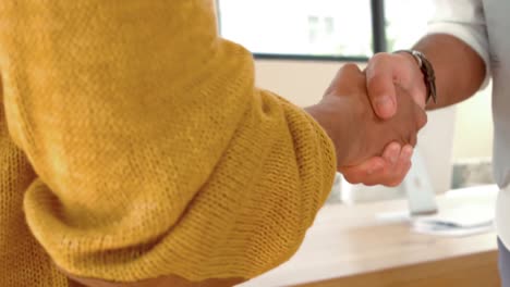 hombre y mujer se dan la mano.