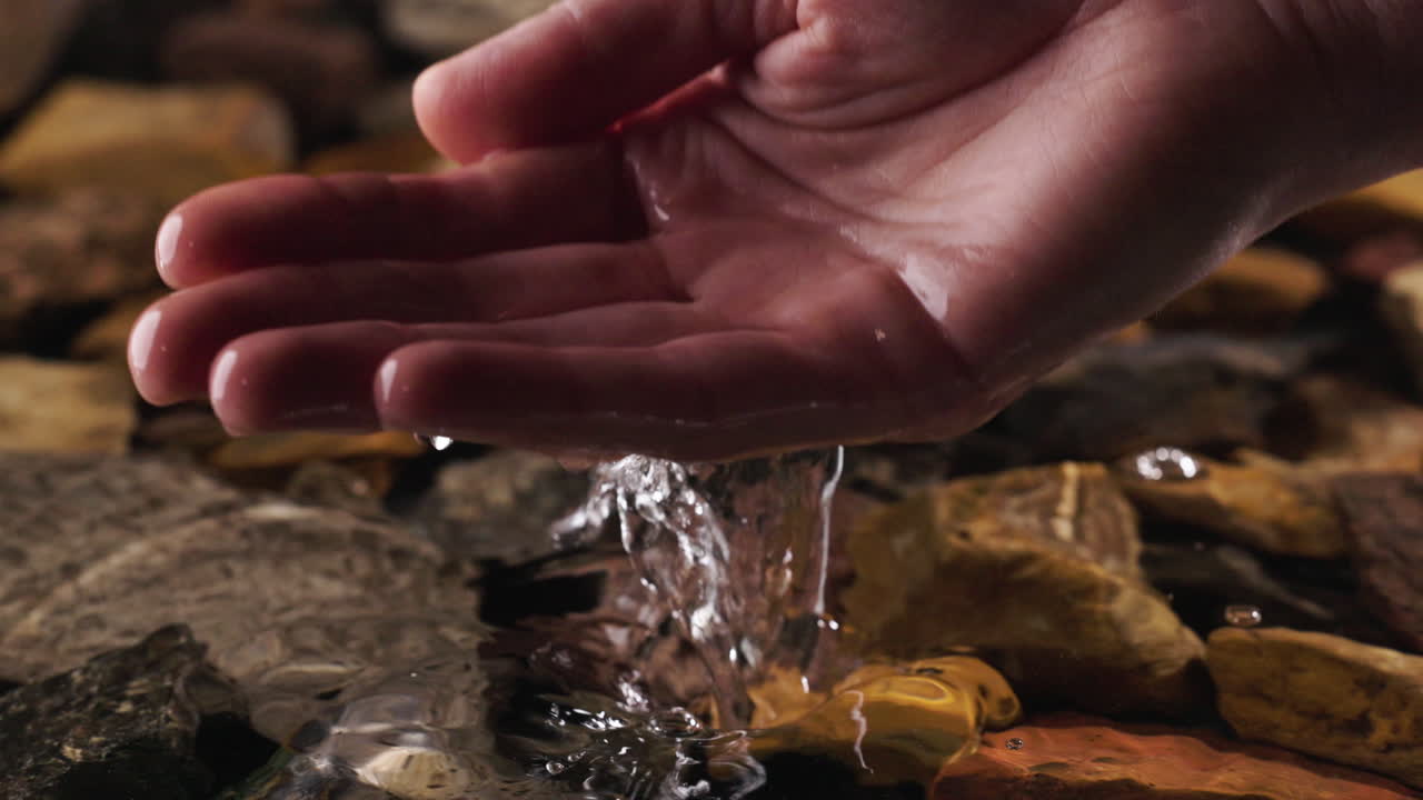 main essayant de prendre de l'eau