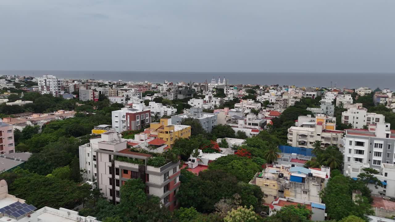 Ampia vista aerea da drone di Chennai, che unisce mare, sabbia ed edifici residenziali