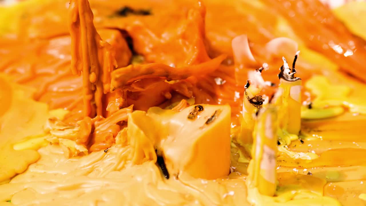 se encendieron velas amarillas con alfabetos lanna para traer suerte a los creyentes con un mar de lágrimas de velas debajo