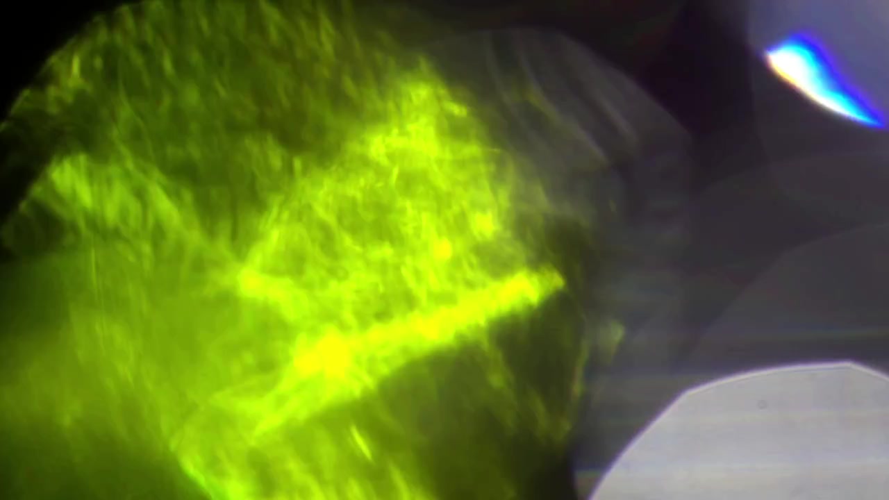 Abstrakte grüne und weiße Lichtlecks auf schwarzem Hintergrund