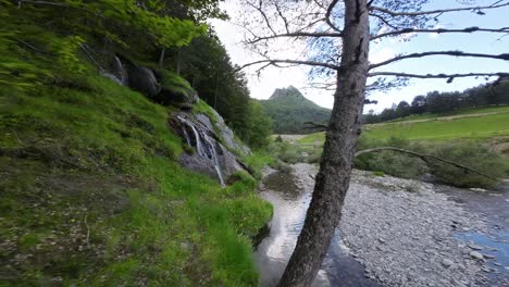 Eine-Drohne,-Die-In-Der-Nähe-Eines-Beeindruckenden-Wasserfalls-In-Der-Natur-Fliegt