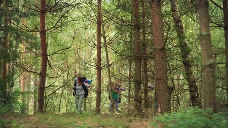 Gesellschaft-Junger-Leute,-Die-Im-Dichten-Wald-Unterwegs-Sind.-Lifestyle-Konzept