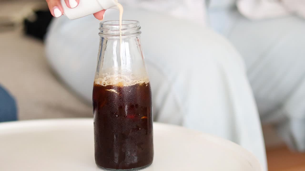 소다에 크림을 첨가하여 거품을 만드는 사람