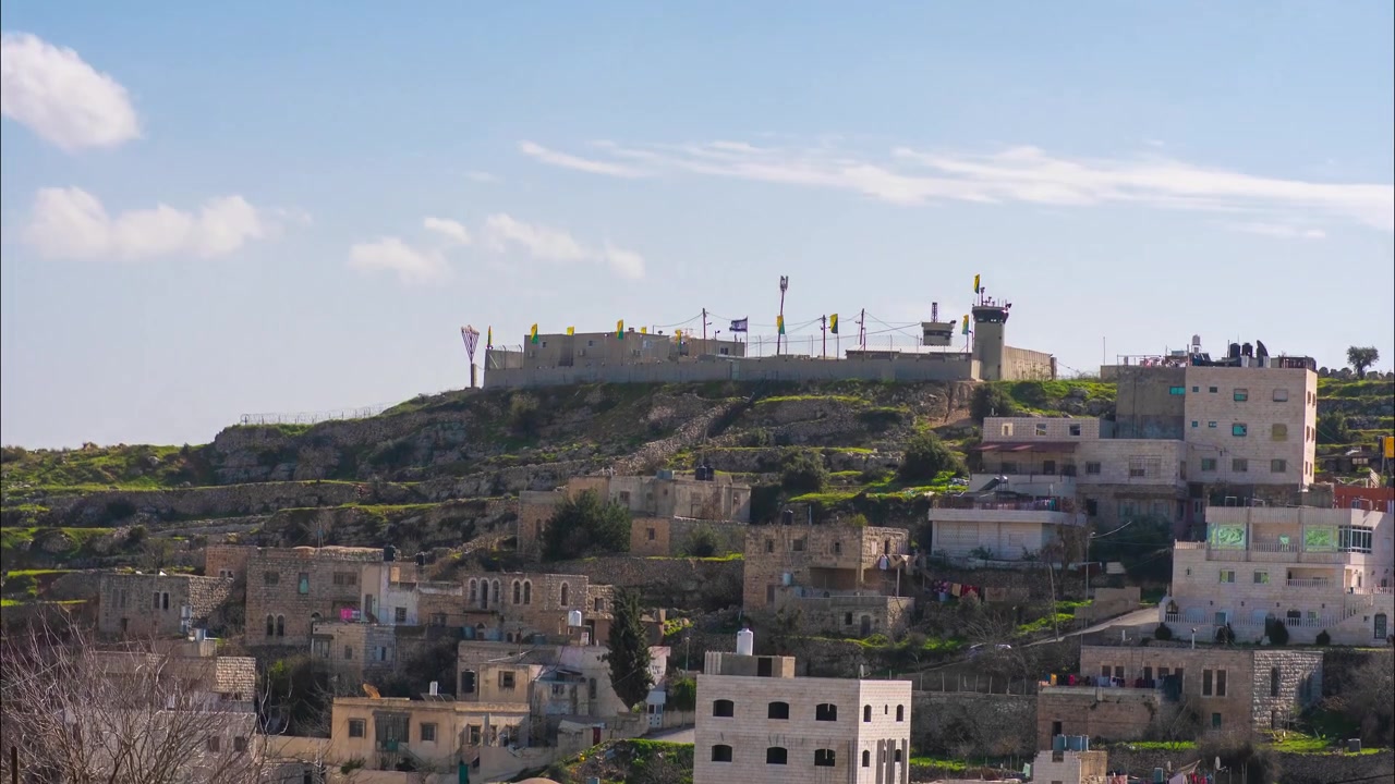 Un video timelapse di Hebron in Cisgiordania, Palestina, con un avamposto militare israeliano sopra un insediamento.