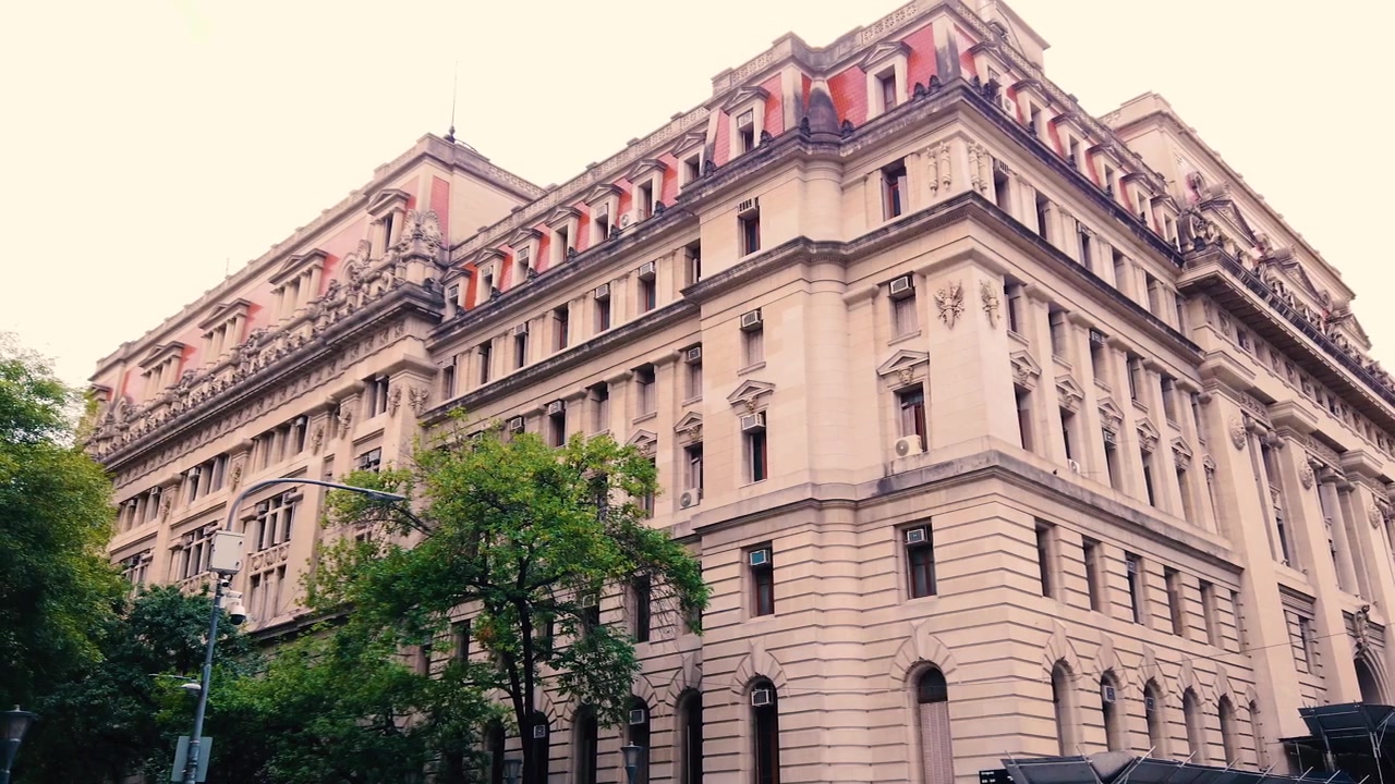 Vista laterale del Palazzo di Giustizia, edifici storici della città di Buenos Aires, Argentina; uffici legali e architettura storica.