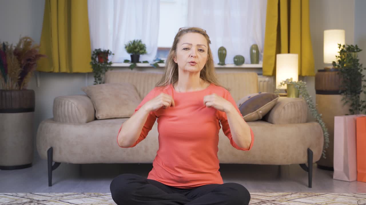 높은 공기 온도가 여자를 질식시키고 있습니다.