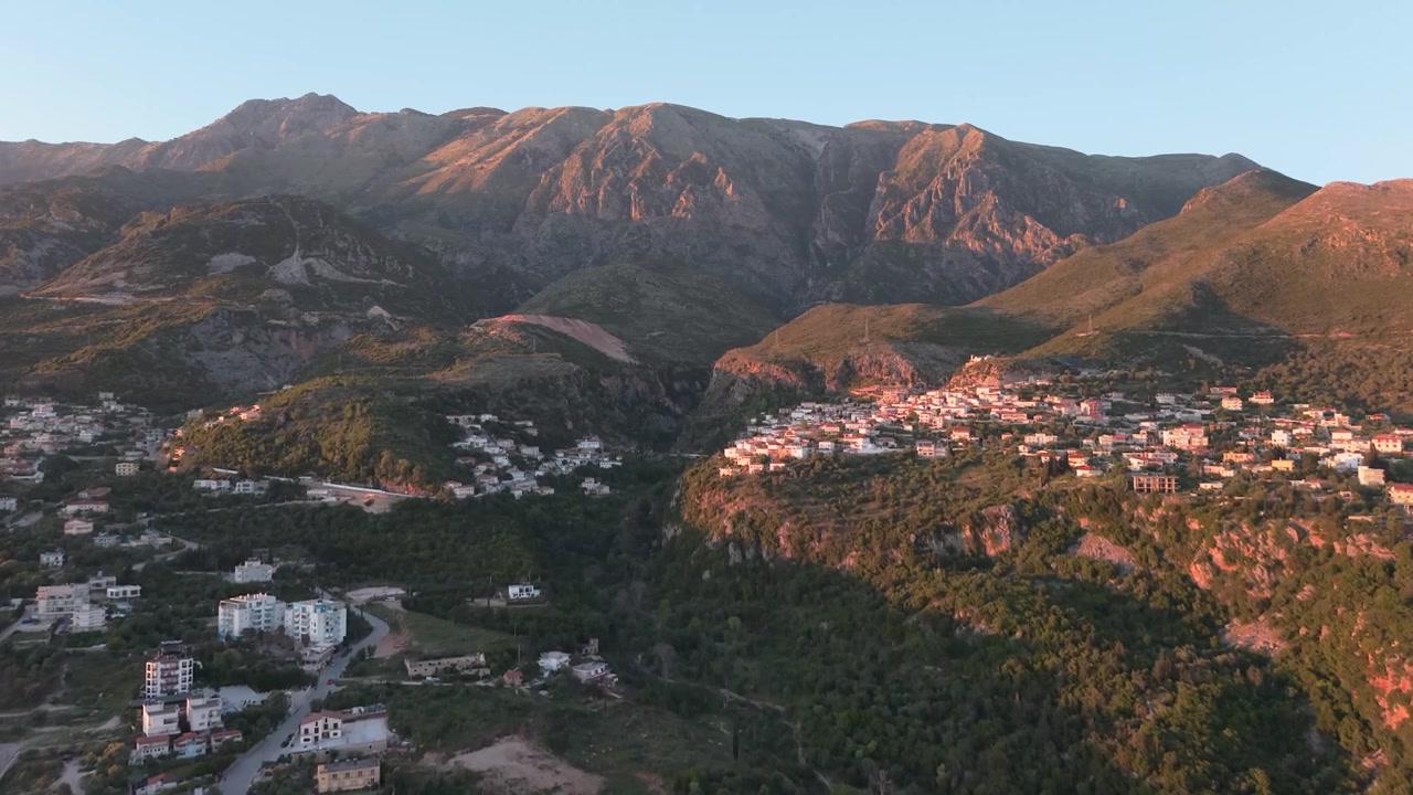 Incredibile video con drone del villaggio di Dhërmi nell'Albania meridionale