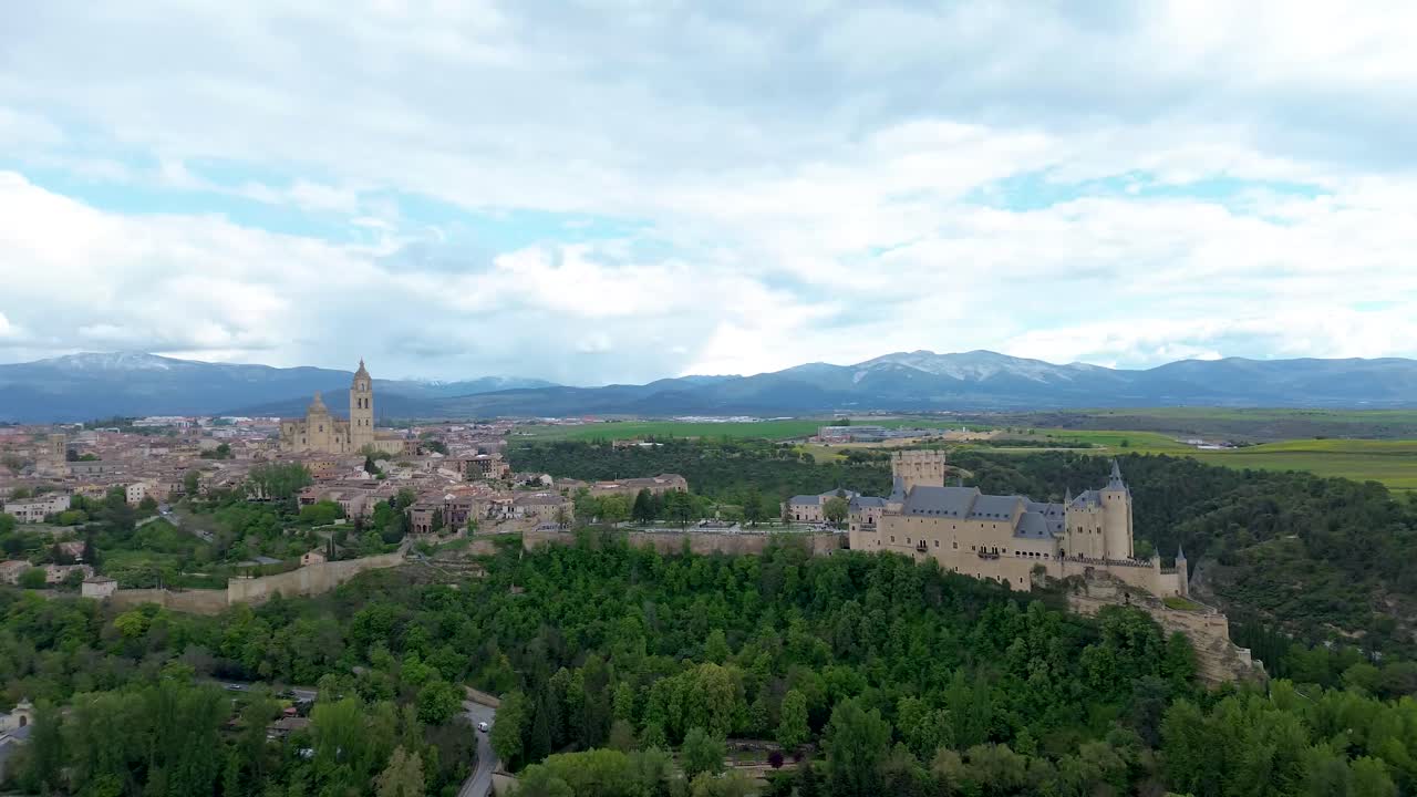 Veduta aerea del centro storico di Segovia con DJI.