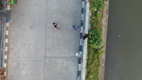 niños jugando en un puente sobre un canal en una ciudad