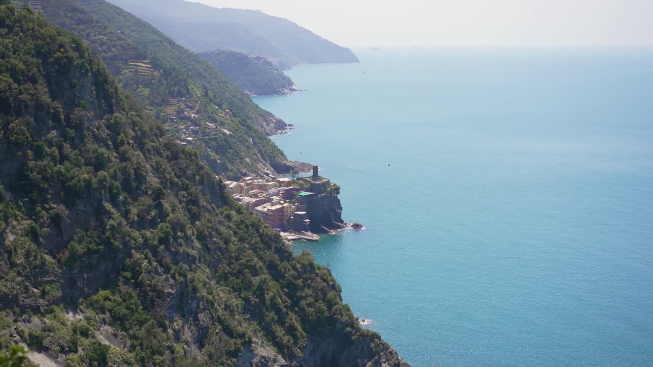 Splendida vista paesaggistica sulla costa delle Cinque Terre, con veduta su uno dei cinque borghi delle Cinque Terre.