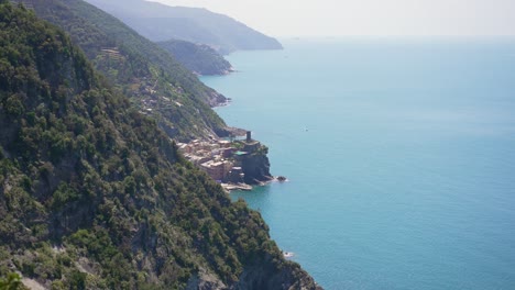 Beautiful-landscape-view-over-the-coast-of-cinque-terre,-with-the-view-to-one-of-the-five-villages-of-cirque-terre