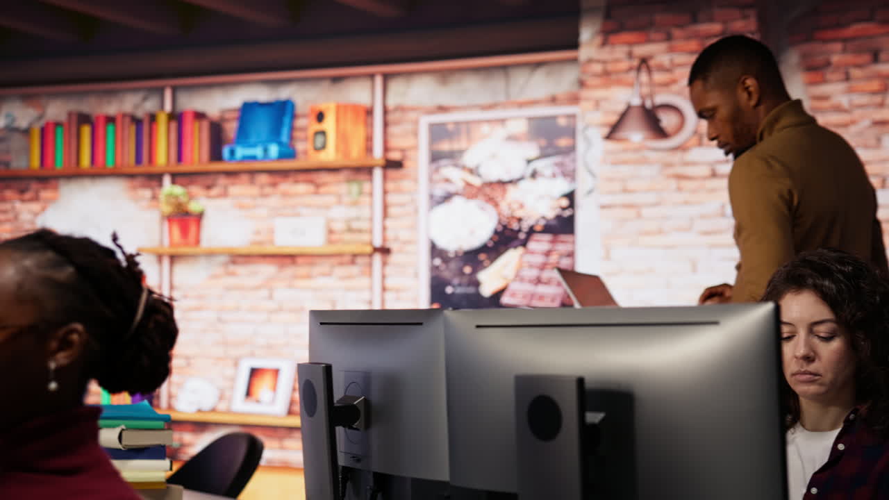 Uomo che entra nell'ufficio di un'agenzia di start-up con un laptop in mano