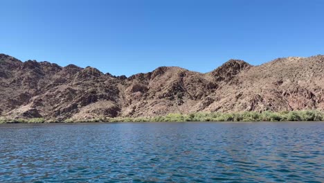 las montañas de eldorado y el río colorado desde el pov de un kayak