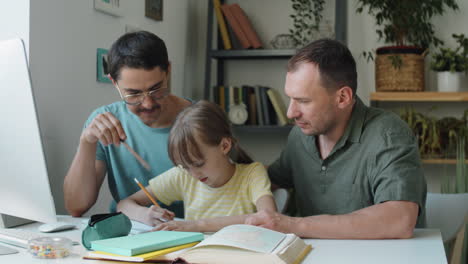 Tochter-Bei-Den-Hausaufgaben-Helfen