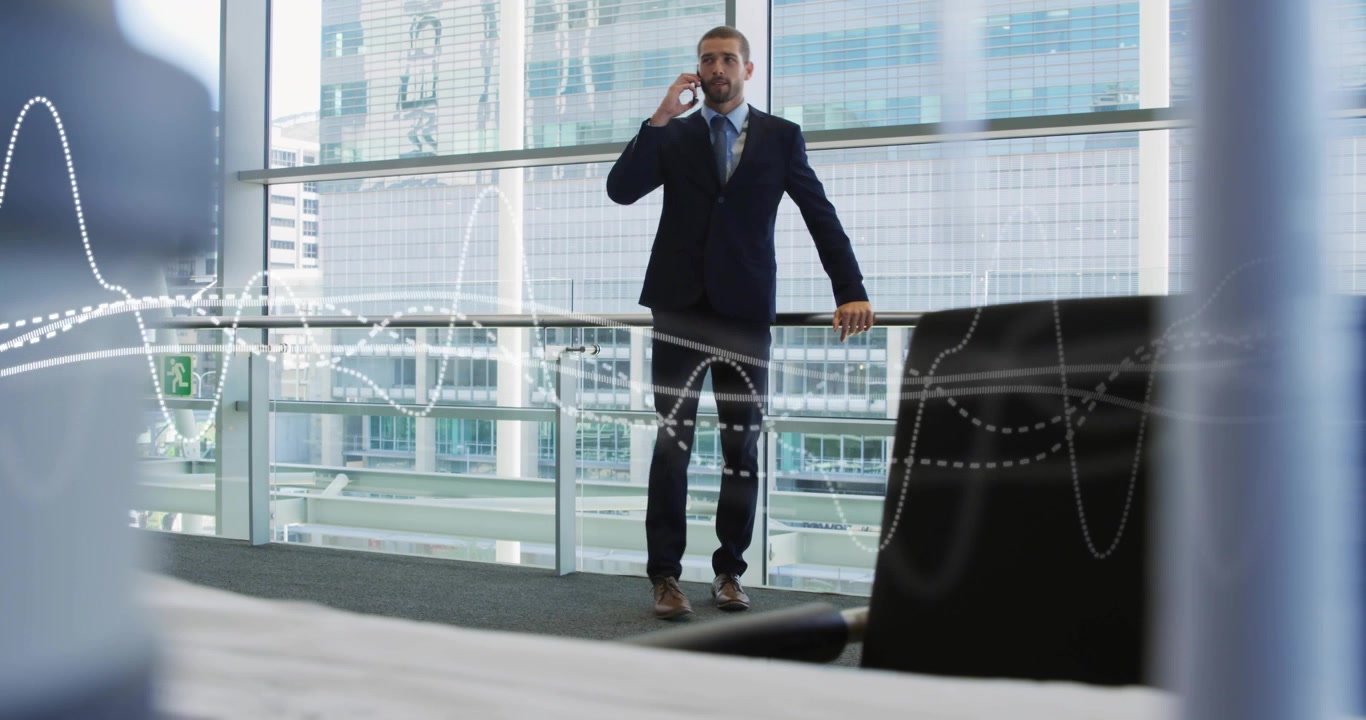 Chef håller telefon, går framåt vid glasräcke medan digital vågform visualiserar företagssamtal.
