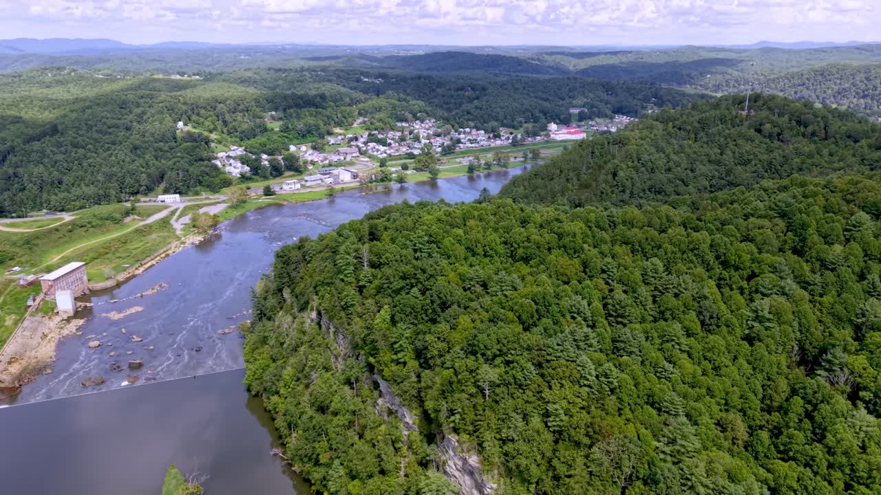 Plano aéreo en contrapicado del New River en Fries, Virginia
