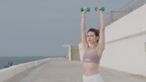 外でスポーツをする白人女性