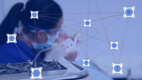 iconos médicos y conexiones de red animación sobre el científico que trabaja en el laboratorio