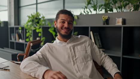 hombre de negocios feliz en la oficina moderna