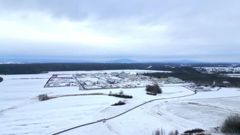 pintoresco paisaje nevado que rodea la estación compresora de gas natural en invierno