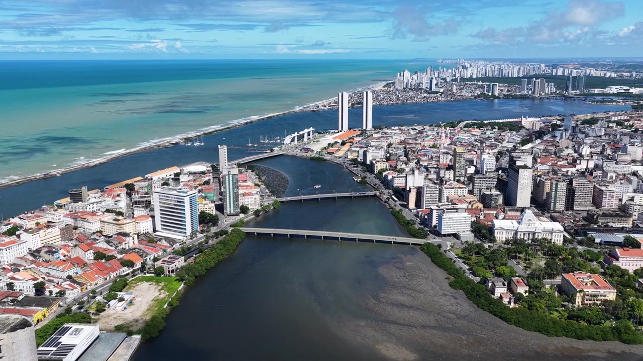 Die Skyline von Recife in Pernambuco, Brasilien. Innenstadtviertel. Flusslandschaft. Wunderschönes Stadtbild. Die Skyline von Recife im Nordosten Brasiliens, Pernambuco. Eine atemberaubende Szene aus der Vogelperspektive.