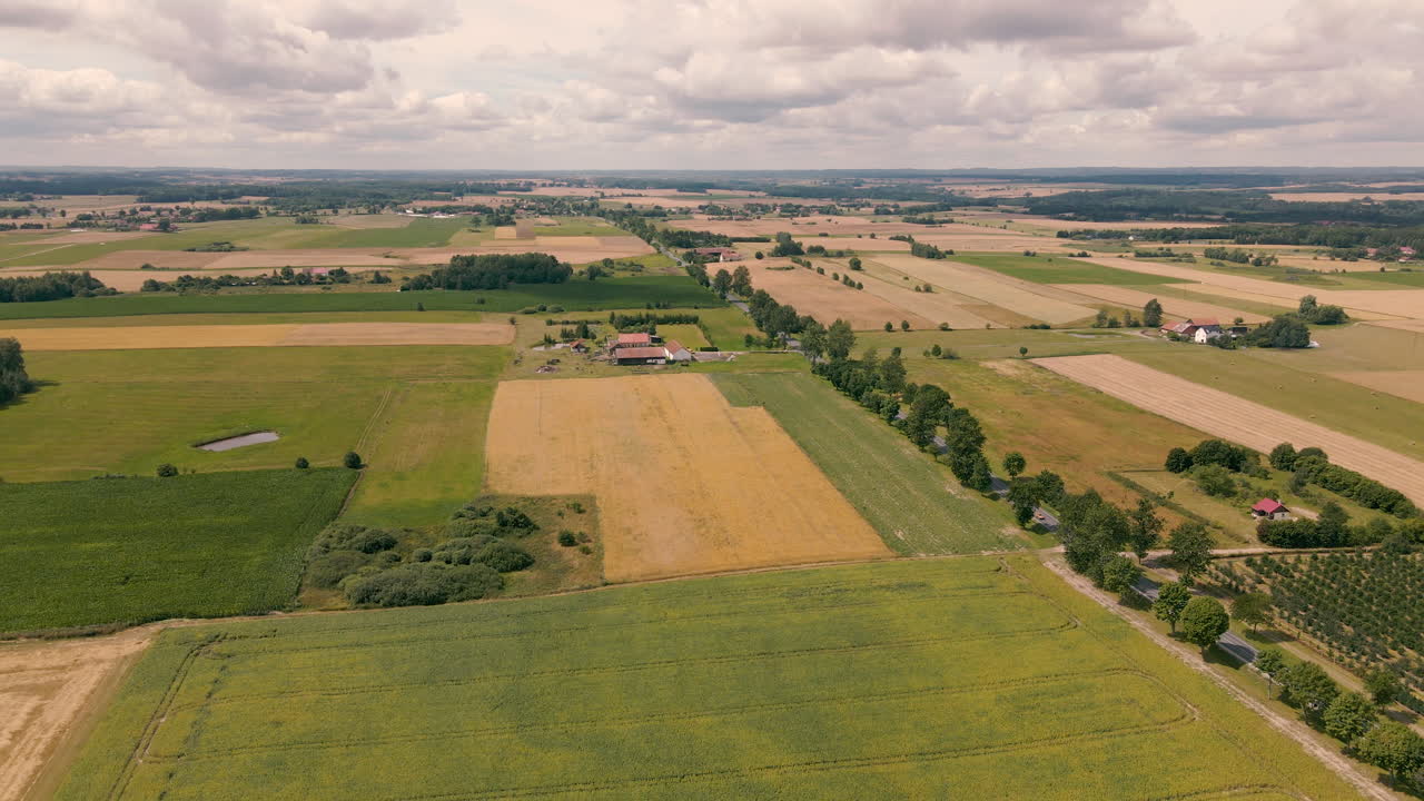 antena de campo plano en polonia llena de tierras de cultivo y varias parcelas