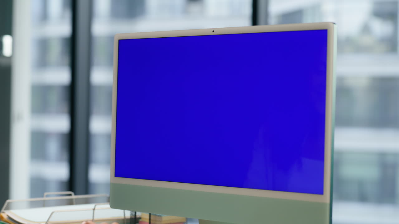 클로즈업: 알 수 없는 여성 인사 비디오 통화 크로마키 컴퓨터 여성 손을 흔들고