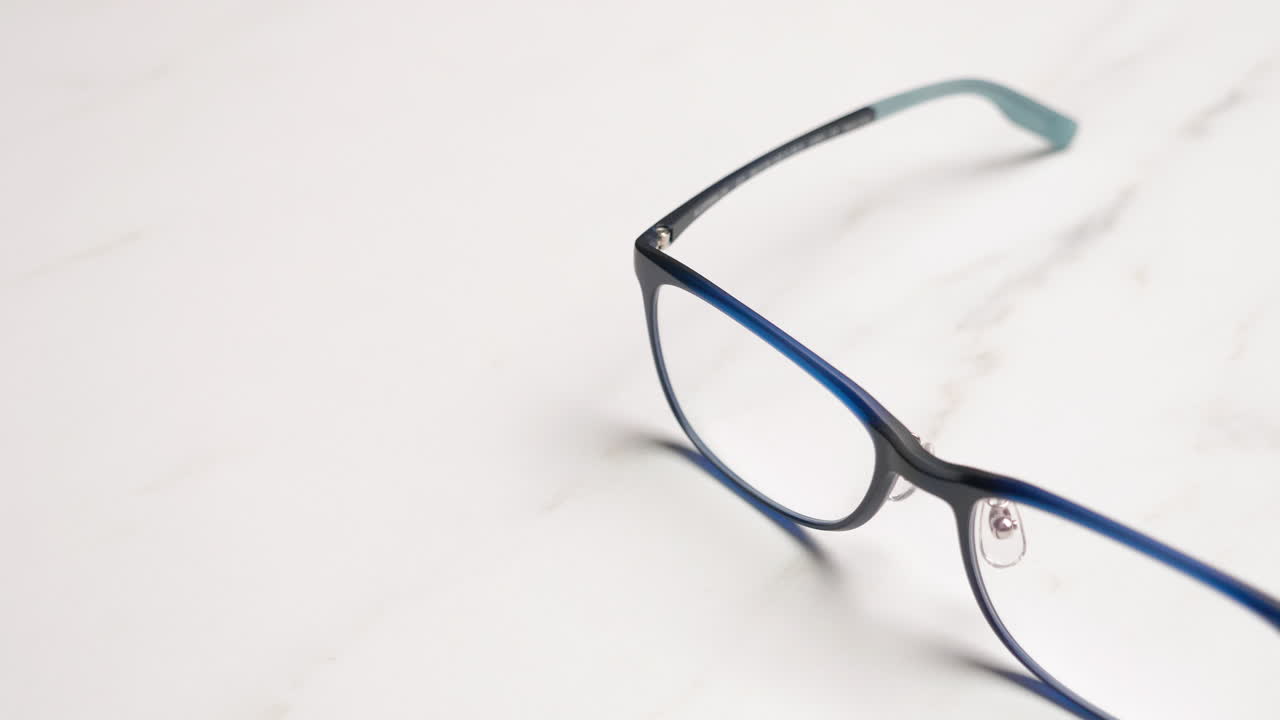 테이블 위 에 놓인 한  의 안경 의 클로즈업 을 는 것