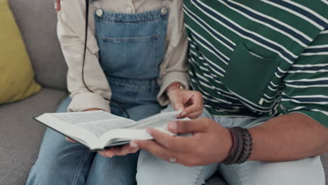 manos, biblia y pareja leyendo en casa viviendo