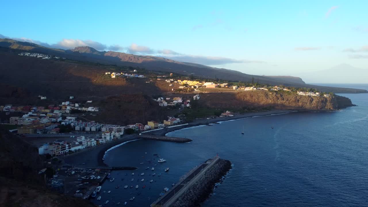 hiperlapso de drones o lapso de tiempo de la ciudad costera y la playa de la isla canaria