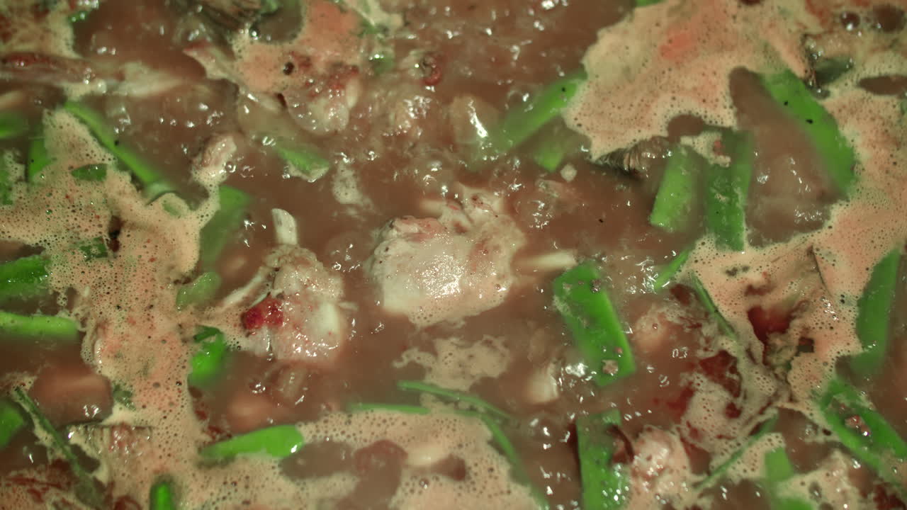 고기 조각과 초록 콩이 소금에 고 있습니다.