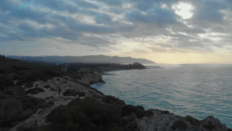 épico-Video-De-Drones-Acantilados-Junto-Al-Mar-Despertados-Por-El-Sol-De-La-Mañana