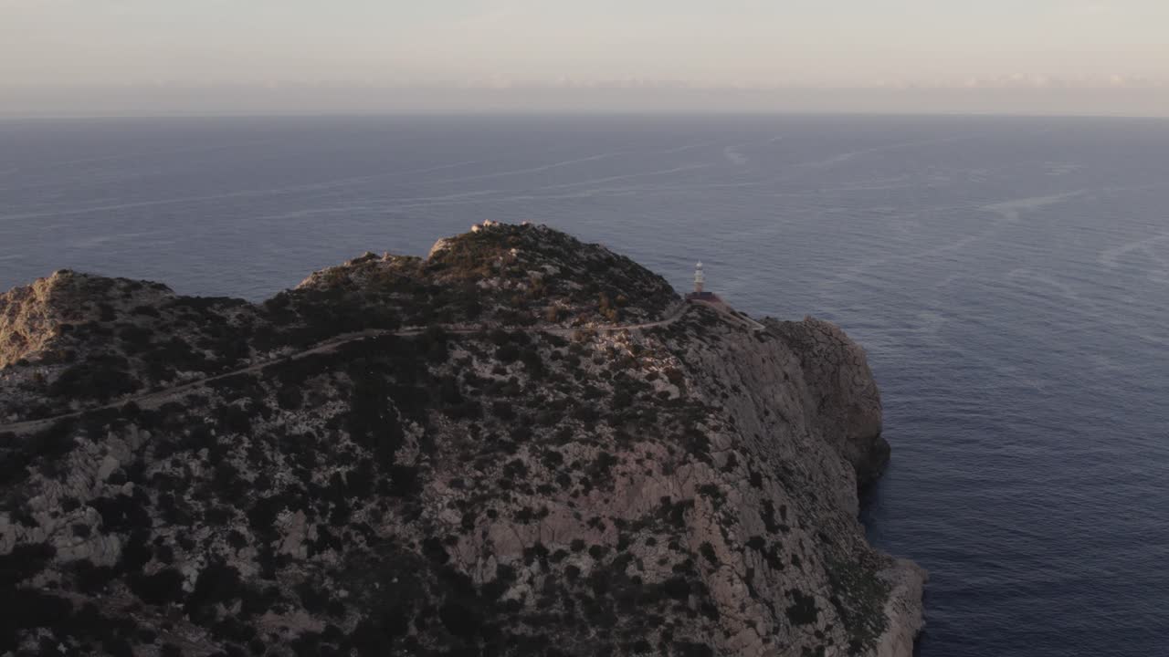 volando hacia adelante a la isla de la dragonera en mallorca con faro, aéreo
