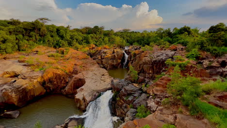 Cascadas-Cascada-Sudáfrica-Cascadas-Más-Escénicas-Nelsprit-Mombela-Johannesburgo-Parque-Nacional-Kruger-Sabie-Graskop-Lisboa-Cinemática-Primavera-Verdor-Lozano-Pacífico-Calma-Tormenta-Panorámica-Arriba