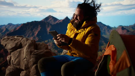 traveler tries to stay connected in the wilderness but struggles with weak signals