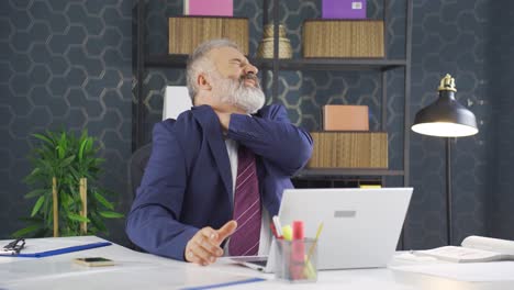 el hombre de negocios con hombros doloridos está aburrido.