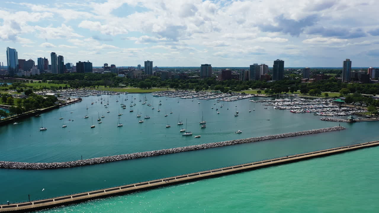 드론  ⁇ 이 미국 밀워키의 해변에서 마리나를 떠나는 항해 보트를 추적하고 있습니다.