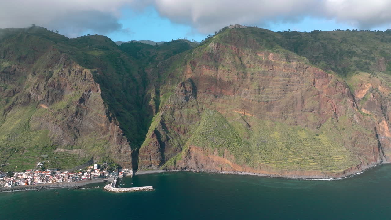 파울 도 마르 (paul do mar) 는 마데라 (madeira) 의 해안선에 있는 울창한 절벽 에 자리잡고 있다.