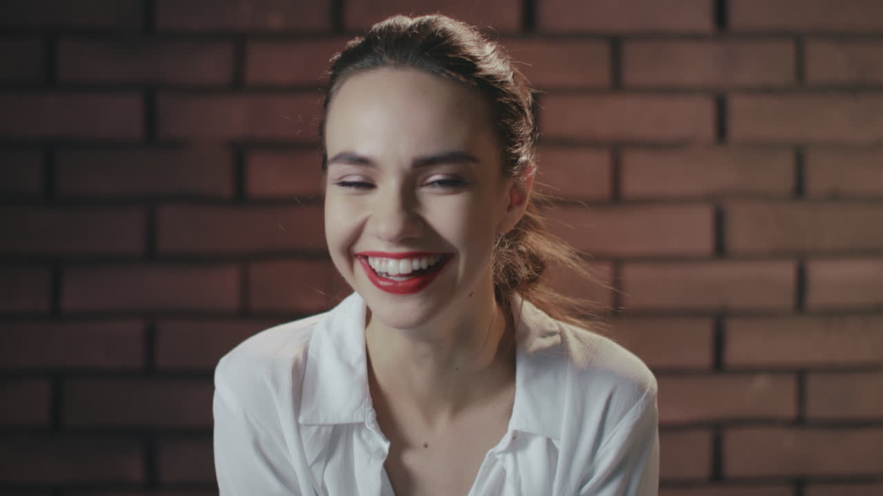 놀란 소녀가 비명을 지르고